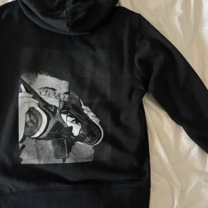 Limited edition Drake hoodie från Icons Living - Svart limited edition hoodie från Icons living med stor grafisk print på Drake på baksidan. Riktigt skön hoodie som inte används mycket. Limited edition tryck. Storlek L men men passar mig som har storlek M egentligen. Köptes för 500 kr. Pris kan alltid diskuteras 