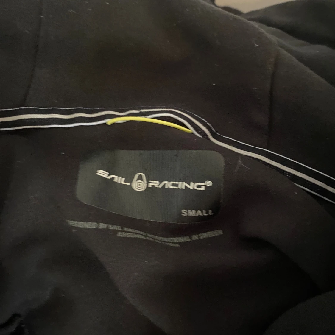 Svart hoodie från Sail Racing - 1