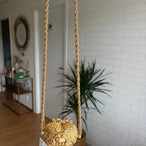 Guldigt halsband med dekorativ ask från Zara - Fantastisk guld väska i metall köpt från zara för några år sedan och inte använt som ni ser en av kedjan är öppen men det är så lätt och fixa bara limma jag kan också fixa åt dig. Den mer som smycken