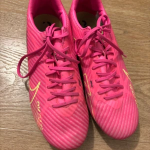 Rosa Nike zoom vapor 15 academy - Jag säljer ett par Nike fotbollsskor jag har inte använt dem så mycket