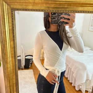 Vit knyttopp - Så fin tröja -perfekt till träning med ett linne under! Aldrig använd.