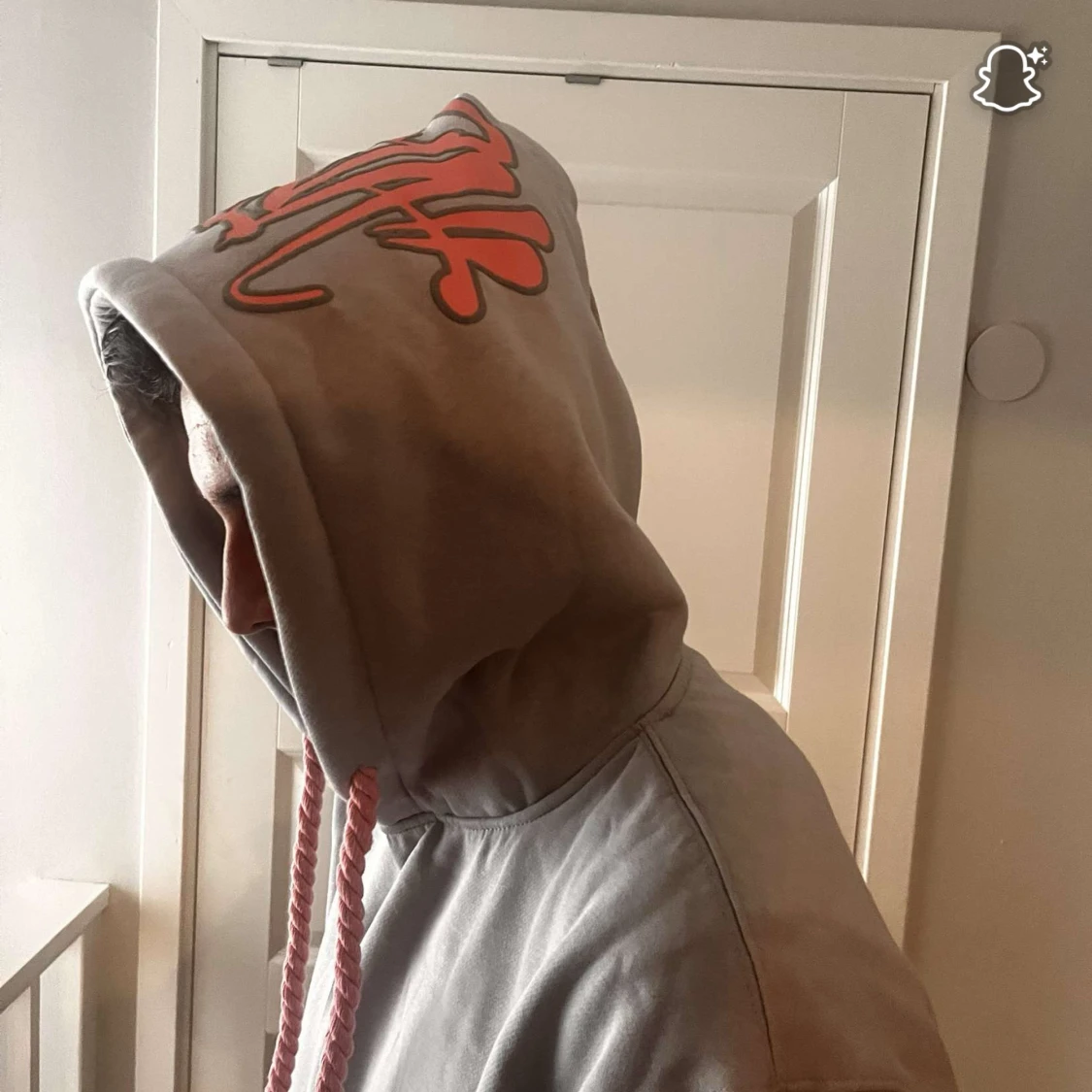 Ljusgrå hoodie från Sina world  - 2