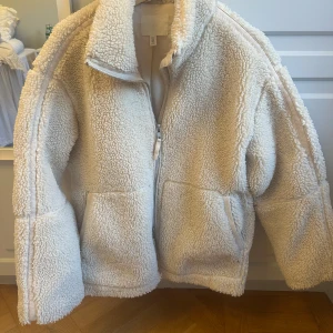 Teddyjacka - Populär teddyjacka från h&m i storlek M, passar däremot lite snyggt oversize för mig som vanligtvis är xs/s. Priset kan diskuteras 💖