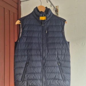 Mörkblå dunväst från Parajumpers - Snygg mörkblå dunväst från Parajumpers. Nyskick Storlek Y-L (16år).