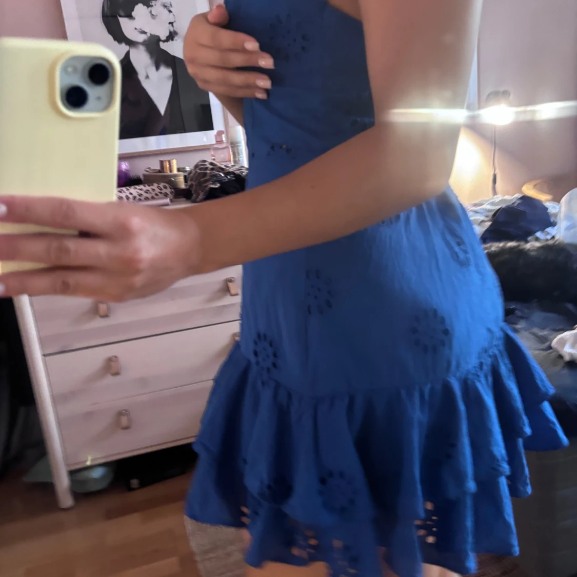 Blå kortklänning med spets och volang från Zara  - 4