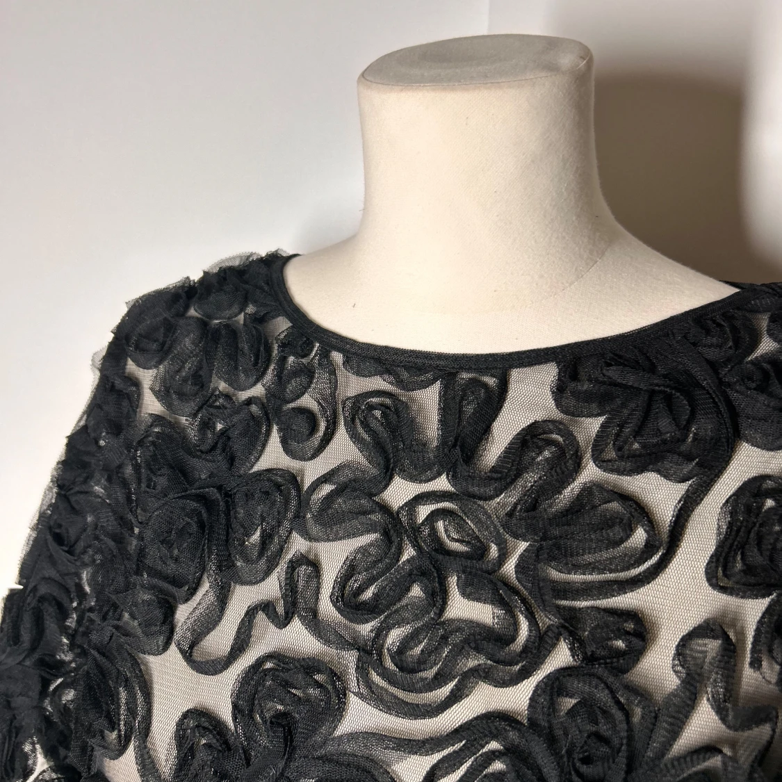 Mesh Topp / blus med broderade blommor  - 2