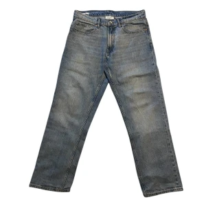 Blåa loose vailent jeans  - Ett par feta loose vailent jeans, skit frän wash och är använda ett fåtal gånger. Midja 43cm och längd 134cm, nypris på 699