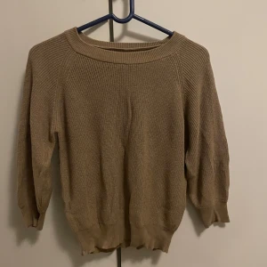 Brun tre kvartsärmad tröja - Säljer en brun stickad tröja som är skitsnygg, den kommer inte till användning!!