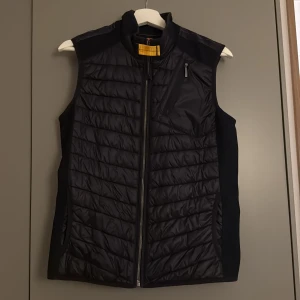 Parajumper väst - Nästan helt ny parajumper väst. Använd fåtal gånger. Storlek Y-M som motsvarar S.