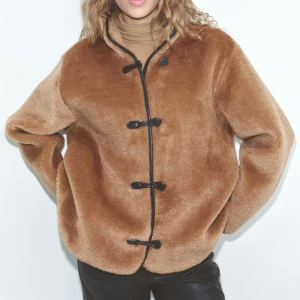 Brun jacka med svart knäppning - Säljer en brun jacka med svarta detaljer och snygga knappar framtill. Super snygg nu till hösten men säljer då jag redan har en liknande. Storlek L men passar M. Endast använd 1 gång, nypris 499