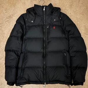 Polo Ralph Lauren vinterjacka  - Skick:10/10, Dunjack från Polo Ralph Lauren , köpte jackan föra vinter, har använts fåtal gånger, har en super fin mörkblå färg, passar dig som vill ha en simpel och finn vinterjack. Storlek: S (men passar också M)