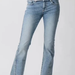 Ljusblå lowwaist bootcut jeans med broderade fickor - Använt 1 gång❤️. Säljer ett par ljusblå bootcut jeans med snygga broderade bakfickor. Jeansen har klassisk femficksdesign som e low waist