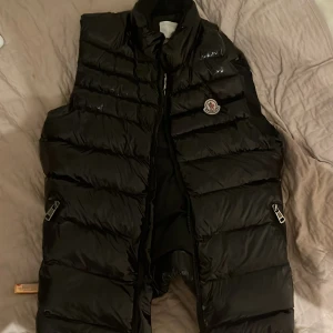 Svart dunväst från Moncler - Säljer denna äkta moncler väst då den har blivit för liten scancod funkar och allt är som de ska. Pris går att diskutera!
