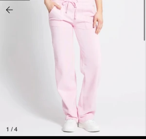 Ljusrosa mjukisbyxor med snörning - Säljer ett par ljusrosa mjukisbyxor med breda ben och snörning i midjan. Byxorna har stora fickor fram och en avslappnad passform som ger en chill vibe. Perfekta för att hänga med kompisar eller bara ta det lugnt hemma.