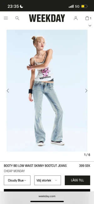 Cheap Monday jeans - Lågmidjade bootcut jeans i färgen cloudy blue från cheap Monday. Använda fåtal gånger och i bra skick. Storlek 27/34!