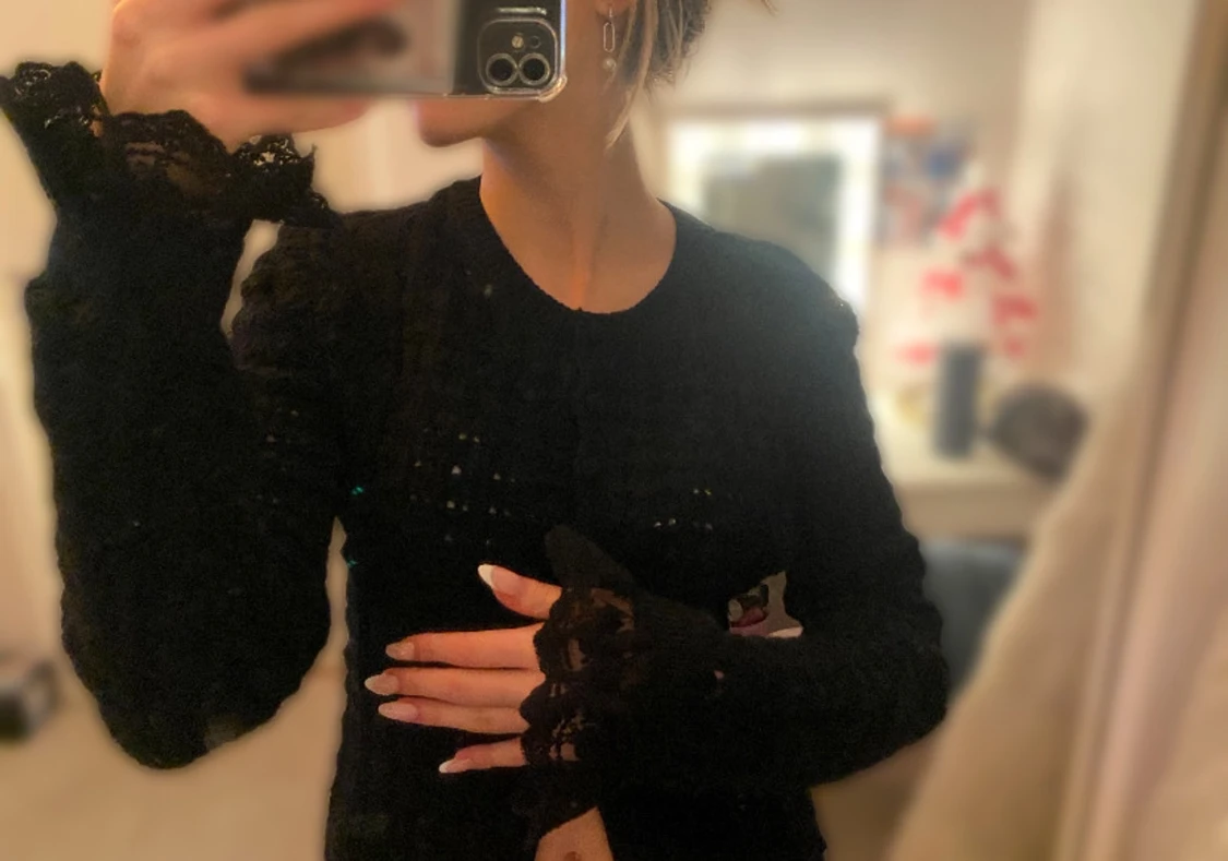 Svart kofta med spetsvolang - 3