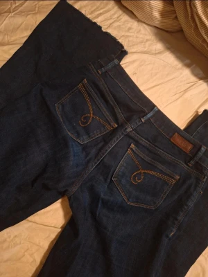 Mörkblå bootcut jeans från Esprit - Mörkblå bootcut jeans från Esprit, använt skick. Mid waist De var 26/34 men jag klippte benen så de passar ungefär 78 cm innebenslängd