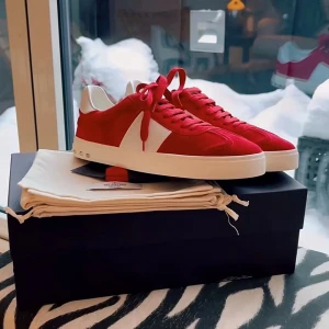 Valentino Flycrew Röd - Säljer dessa valentino flycrew skorna i färgen röd. Skorna är helt nya  med alla nitar och allt ingår | låda dustbag, snören. Skriv vid intresse eller för mer bilder🙌