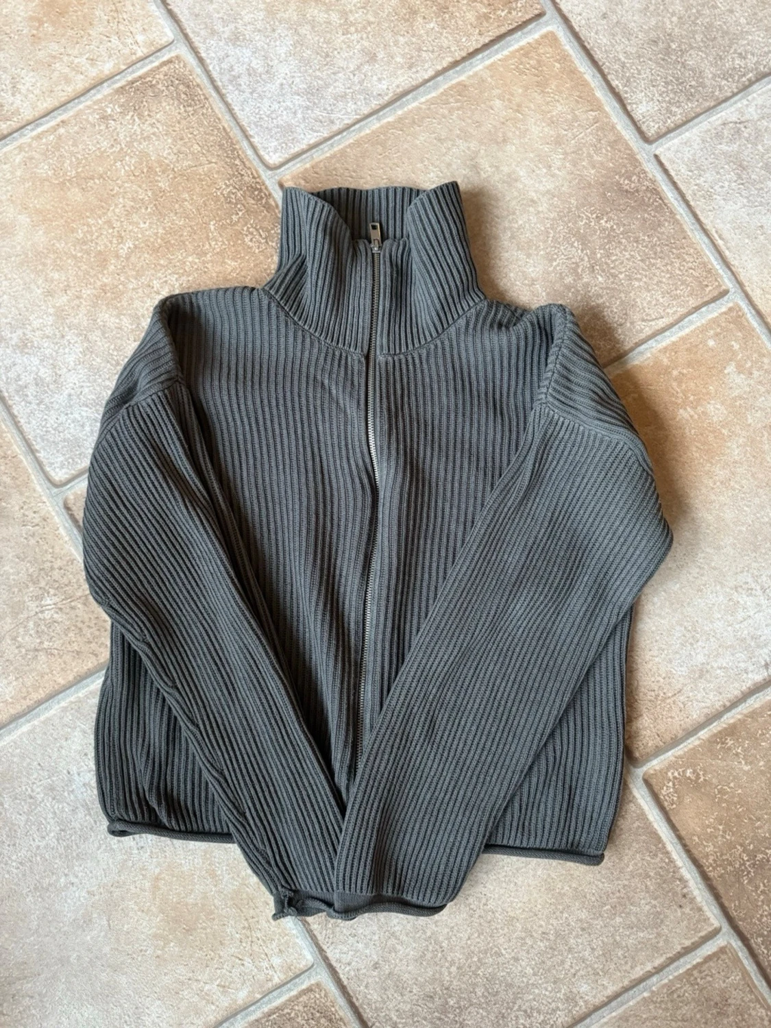 Khakifärgad ribbad kofta med zip