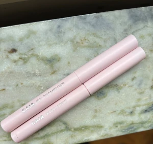 CAIA ögonskuggspennor - Två ögonskuggspennor från CAIA i nyanserna Icy Champagne och Snow Spice. Endast testade 