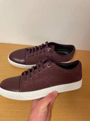 Lanvin skor - Hej vi säljer nu dessa sprillans nya lanvins i storlek 44. Tyvärr så finns det ingen låda så därav priset. Ny pris=5000 vårt pris=2200 (ej hugget i sten) hör av dig vid frågor