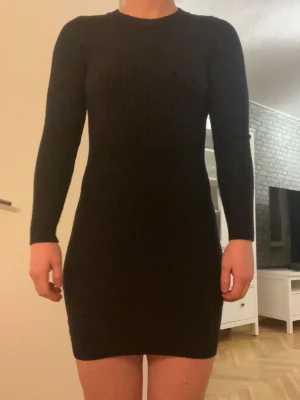 Svart ribbad klänning från Pieces - Klänningen slutar ungefär halvvägs ner på låret 