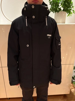 Skidjacka (Dope)  - Säljer min Dope-skidjacka som är helt oanvänd. Den är svart med vita detaljer i storlek XS. Säljer på grund av ingen användning av den.          Nypris 2 299:-, säljer för 1 699:-. Hör av dig vid frågor! 