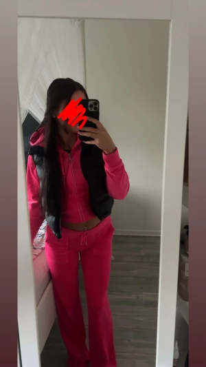 Juicy Couture set -  Jätte fin och jätte mjuk Juicy Couture set, jättebra skick! Använder fåtal gånger🌺Byxorna är i storlek XS koftan är i storlek L 🌺