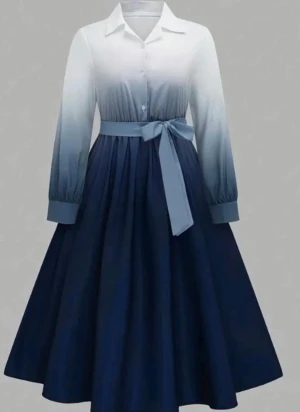 Blåvit långklänning med knytband - Elegant dress with long sleeves and a beautiful color gradient from white to dark blue. The dress has a shirt collar and button closure at the front, as well as a matching waistband to highlight the figure. The flared skirt provides a feminine silhouette.