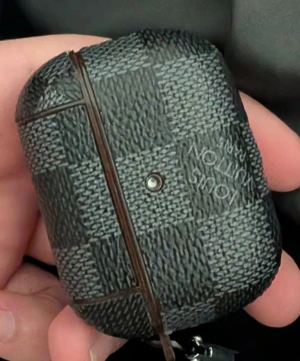 Apple AirPods Pro med Louis Vuitton fodral - Snygga Apple AirPods Pro i ett exklusivt Louis Vuitton fodral. Helt ny och har bara användts i två dagar 