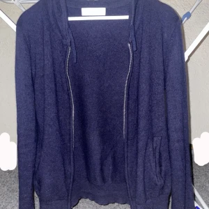 Kashmir zip hoodie från Sayless - Säljer fet zip hoodie från sayless, jätte bra skick, perfekt till vintern då den är väldigt varm. Säljer då jag växt ur den, pris kan diskuteras 