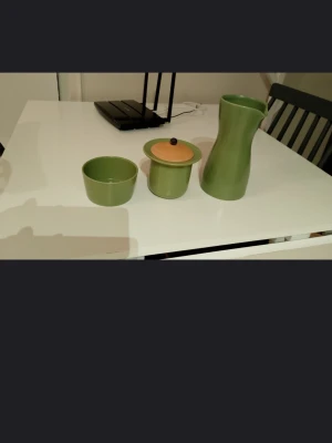 Keramik från Högsnäs  - Jättefint sett av keramik frön Högsnäs. Se bilder för skick :). Glad budgivning ??