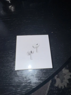 AirPods Pro (2nd Generation) med MagSafe-laddningsetui (USB-C) - Helt nya AirPods Pro (2nd Generation) med MagSafe-laddningsetui (USB-C). Aktiv brusreducering, transparensläge och adaptiv EQ för bästa ljudupplevelse. Kompatibel med iOS-enheter, iPadOS, Apple Watch och Mac. Förseglad originalförpackning, inga synliga defekter. Den är aldrig använd och är oöppnad. Priset kan även diskuteras🤝