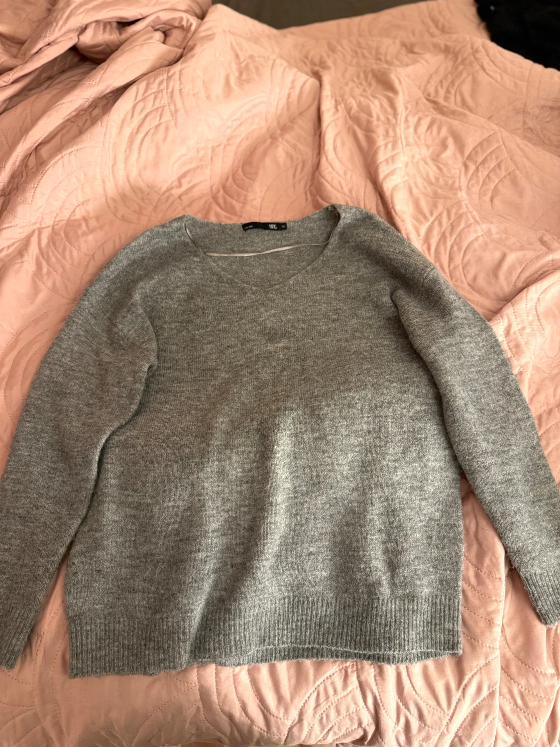 Grå stickad tröja med v-ringning