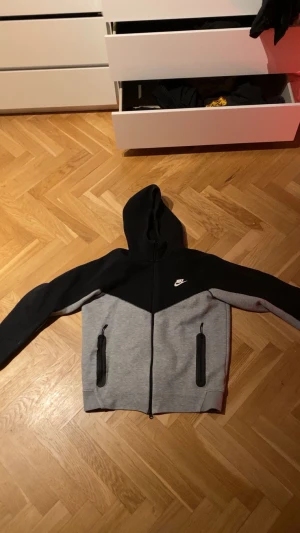 Nike tech fleece. - Storlek L passar även M aldrig använd. 