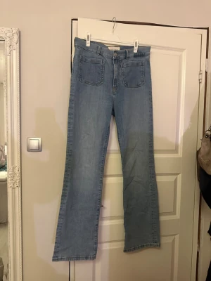 Jeanerica Azurina blue jeans 30/34 - Snygga ljusblå jeans från Jeanerica i modellen Azurina blue. De har raka ben, hög midja och stora fickor både fram och bak. Materialet är mestadels ekologisk bomull med lite stretch för extra komfort. Perfekt för dig som gillar en clean och chill look. Nypris 1900kr 