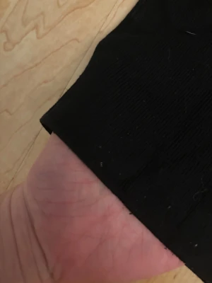 Svart ribbad topp från Zara - Säljer en svart ribbad topp från Zara med korta ärmar och rund hals. Toppen är croppad och har en stilren, enkel design som är lätt att matcha med olika outfits. Materialet är mjukt och stretchigt, vilket gör den bekväm att bära.