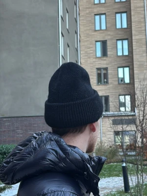 Svart mössa med satin - Vi är ett UF företag som säljer stickade mössor med innertyg av satin som bevarar fukten i håret/ motverkar friss och håller frisyren på plats💕Dessa mössor passar både killar/tjejer. Mössorna finns i flera färger i vår profil. Kontakta oss vid frågor.✨