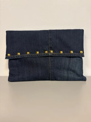 Datorfodral 💙 - Mörkblått datorfodral av återvunna jeans med filt och silke inuti, guldiga nitar och magnetisk knapp!💙 Fodralet är ca 37x27 cm🌟