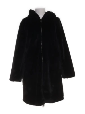 Svart pälsjacka med huva och dragkedja - Svart  pälsjacka med huva och dragkedja framtill. Har använts en vinter och legat i garderoben sen dess. Säljs pågrund av flytt städ. Köptes för 1200kr 