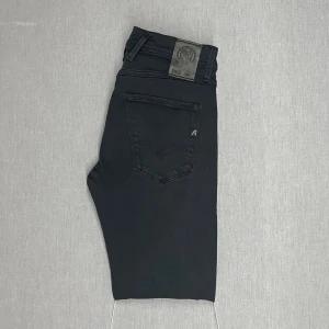 Replay Anbass - Feta replay anbass hyperflex jeans i storlek w28 l32 (dock uppsydda några cm). Riktigt bra skick utöver att de är uppsydda. Skriv för fler bilder eller vid funderingar 😊🙏 