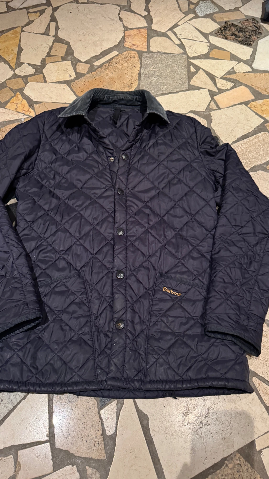 Mörkblå quiltad jacka från Barbour - 2