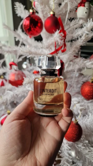 Givenchy L'Interdit parfym - Givenchy L'Interdit parfym EDP - 50 ml. Endast testad några gånger. Köpt på Notino. Batch kod: 4F01