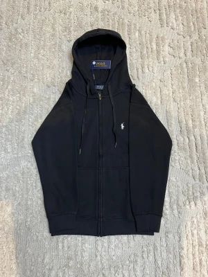 Ralph Lauren Kofta  - Helt ny aldrig använt den med tagens på. Vid fler frågor/bilder är det bara att höra av sig👍