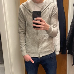 Kashmir tröja John Henric - Säljer en svin snygg kofta från John Henric i 100% Kashmir. Perfekt nu till vintern när de börjar bli lite kallt. Den har ett litet hål i sig men de synd knappast och man kan även sy igen hålet så syns de inte. Pris är ej hugget i sten