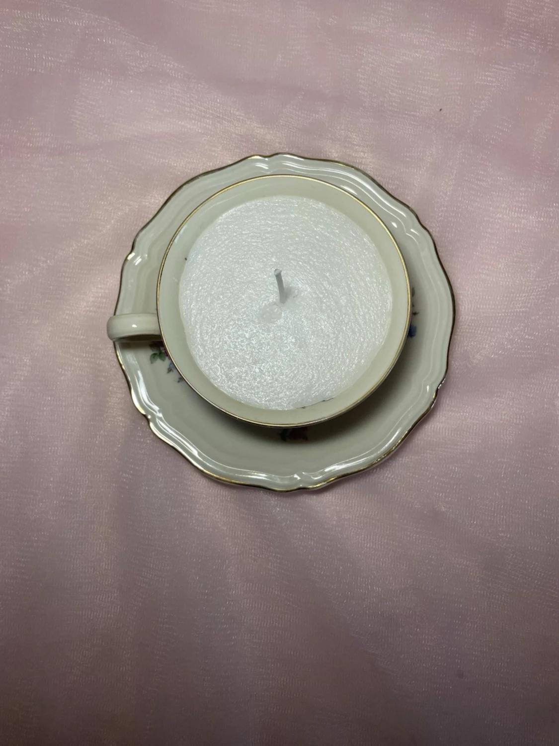 Doftljus i en tekopp med en vit kräm färgad flerfägsblommig design, nr 1 - 4