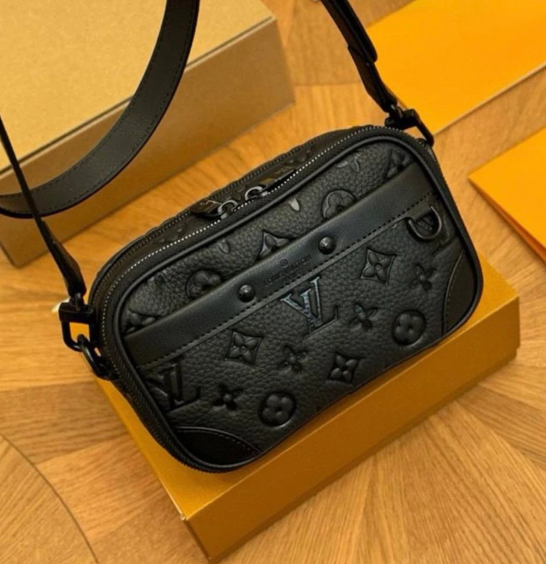 Louis Vuitton axelväska  - 1