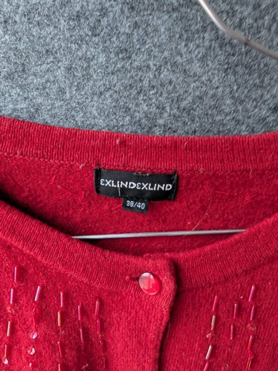 Röd kofta med pärlor från Exlindexlind - 2