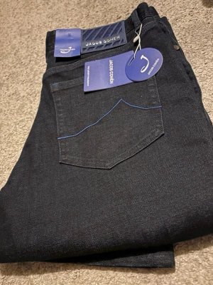 Jacob Cohen mörkblå jeans - Snygga mörkblå jeans från Jacob Cohen.             Skick: 10/10 nya                                                       Frakt: inom 24h                                                           De är mörkblåa även om de ser lite mörka ut. Skriv gärna om du har fler frågor eller funderingar!
