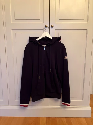 MONCLER HOODIE ZIP - Storlek L, Bra skick. Skriv om du har några frågor!Tröjan är blå.